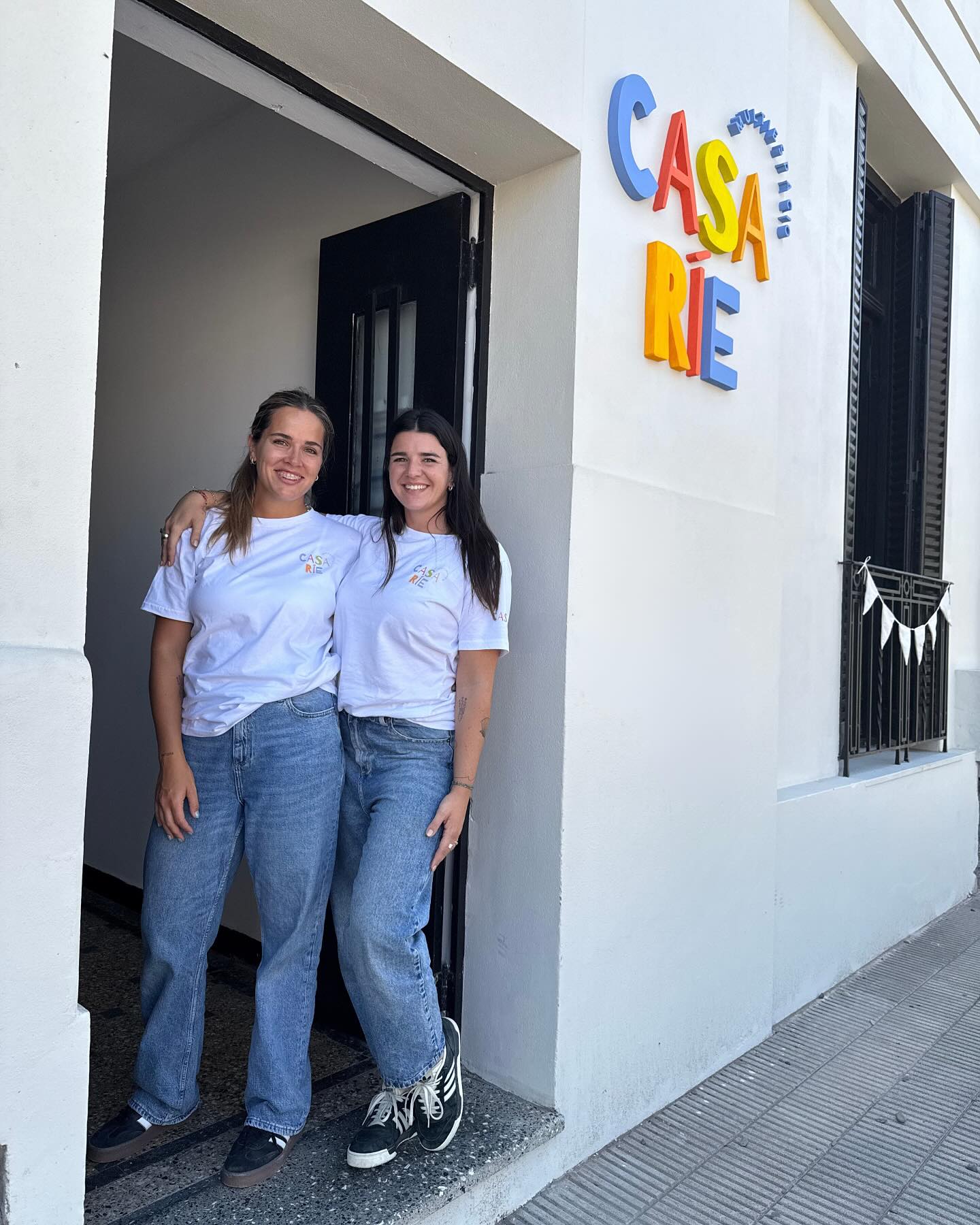 Guada y Ana en la puerta de Casa Ríe